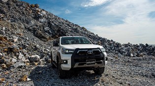 Toyota Hilux 2021 thiết kế khỏe khoắn, kèm gói công nghệ Safety Sense