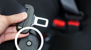 Tác dụng của nút nhựa tròn đính trên dây an toàn ô tô không phải ai cũng biết