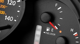 Có hại gì đến xe nếu ta chạy đến gần hết xăng trước khi đổ thêm?
