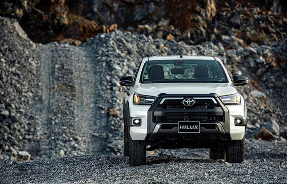 Toyota Hilux 2021 mới: mạnh mẽ, cá tính và an toàn hơn