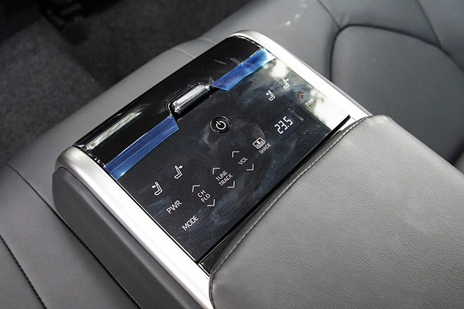Toyota Camry là mẫu xe có trang bị bảng điều khiển riêng cho hàng ghế sau.