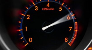 Giải đáp thắc mắc: 1 lít xăng ô tô đi được bao nhiêu km?