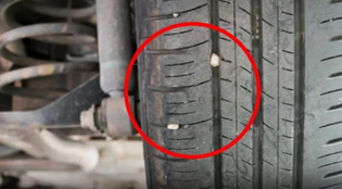 Có nguy hiểm khi đá sỏi dính vào rảnh lốp ô tô?