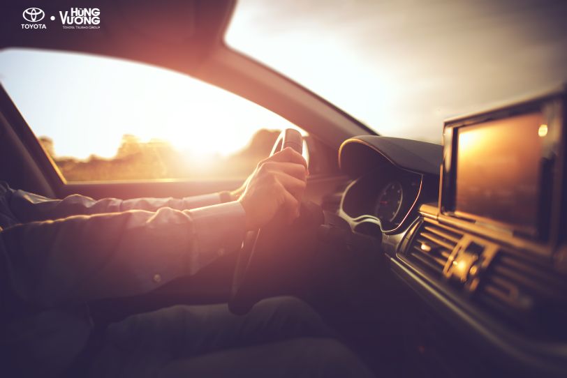 Làm thế nào để tránh cảm giác 'ngộp' khi bước vào xe đậu dưới ánh nắng nóng lâu?