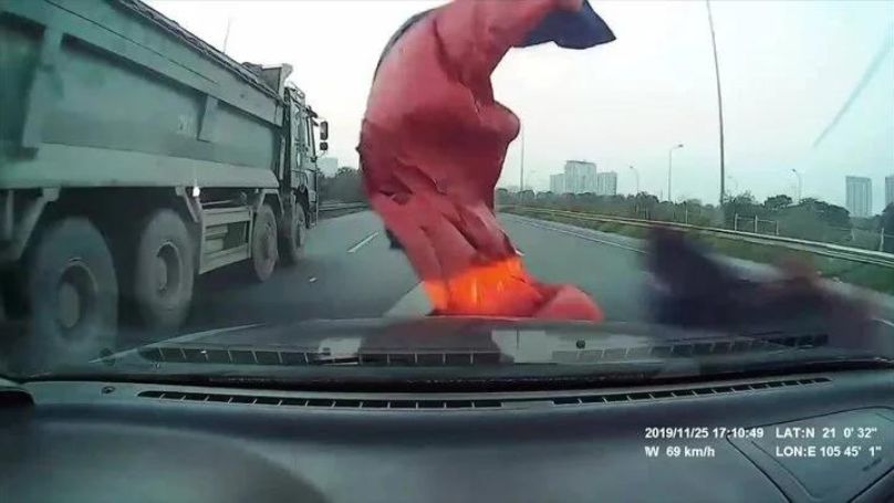 Tác hại của việc hút thuốc trong ô tô, ngay cả khi mở cửa